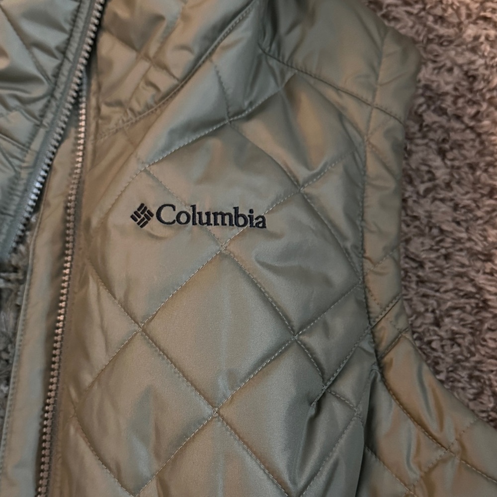Women’s Columbia Quilted Green Vest - Picture 2 of 7